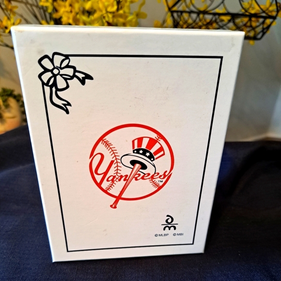 Danbury Mint 2010 NY Yankees Victory Car Ornament - Picture 5 of 5